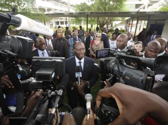 La Commission électorale indépendante ne s'est prononcée que sur une centaine de siège mais la télévision publique a annoncé la victoire écrasante du parti du président Ouattara, le mardi 13 décembre, dans l'après-midi. REUTERS/ Thierry Gouegnon