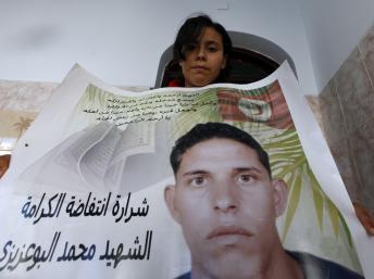 Samia Bouazizi, la demi-soeur de Mohamed Bouazizi, brandit la photo de son demi-frère. REUTERS/Jamal Saidi