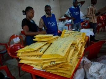 A Lubumbashi, des officiels de la Céni comptabilisent des résultats avant de les faire aprvenir à la Cour suprême à Kinshasa, le 8 décembre 2011. AFP PHOTO / PHIL MOORE