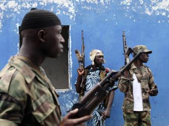 Des soldats des Forces républicaines de Côte d'Ivoitre patrouillent à Yopougon, le 29 avril 2011. Reuters/Luc Gnago