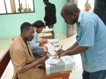 Un Gabonais votant dans un bureau à Moulia, le 17 décembre 2011. AFP/ WILS YANNICK MANIENGUI