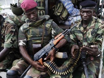 Des soldats des Forces républicaines de Côte d'Ivoire (FRCI) à Abidjan, le 16 avril 2011. REUTERS/Finbarr O'Reilly