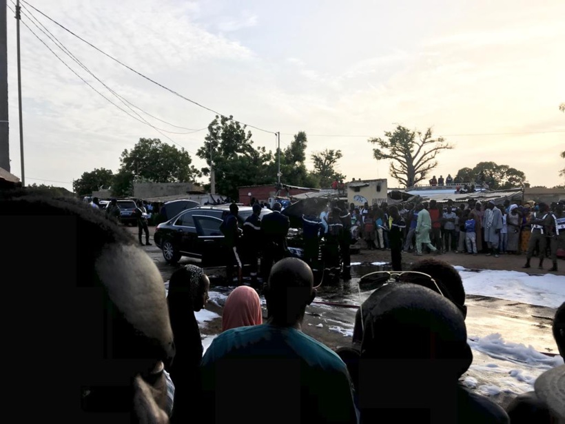 Images - Nguéniène : La limousine de Macky Sall prend feu Images - Nguéniène : La limousine de Macky Sall prend feu