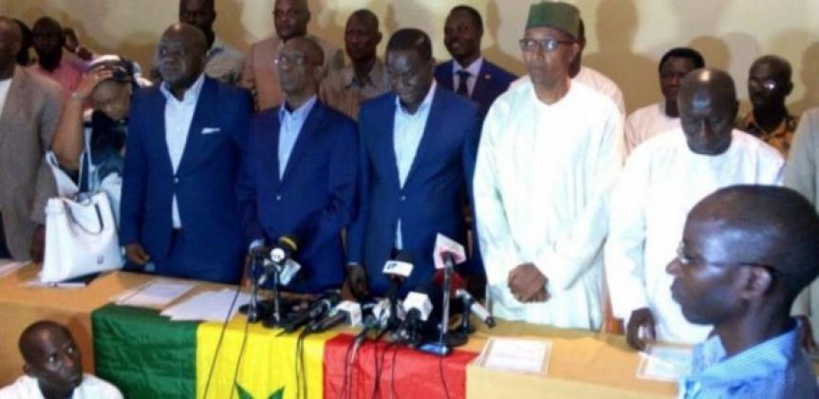   Sénégal-Algérie: l'opposition divisée à cause de 5 billets d'avion offerts par le ministre des Sports