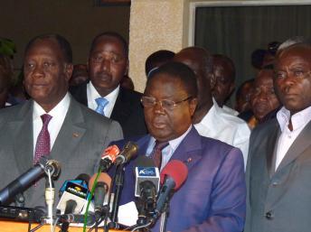 Henri Konan Bédié soutient Alassane Ouattara (g), à Abidjan, le 7 novembre 2010. RFI/Norbert Navarro