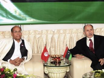 Le président tunisien Moncef Marzouki (g) et le chef du CNT libyen Moustapha Abdeljalil dans le salon VIP de l'aéroport international de Tripoli, le 2 janvier 2012. REUTERS/Ismail Zitouny