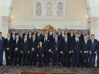 Le roi du Maroc Mohammed VI et le prince héritier Hassan posant pour la photo de famille avec les membres du nouveau gouvernement au palais royal de Rabat, le 3 janvier 2012. REUTERS/Maghreb arabe presse/Handout