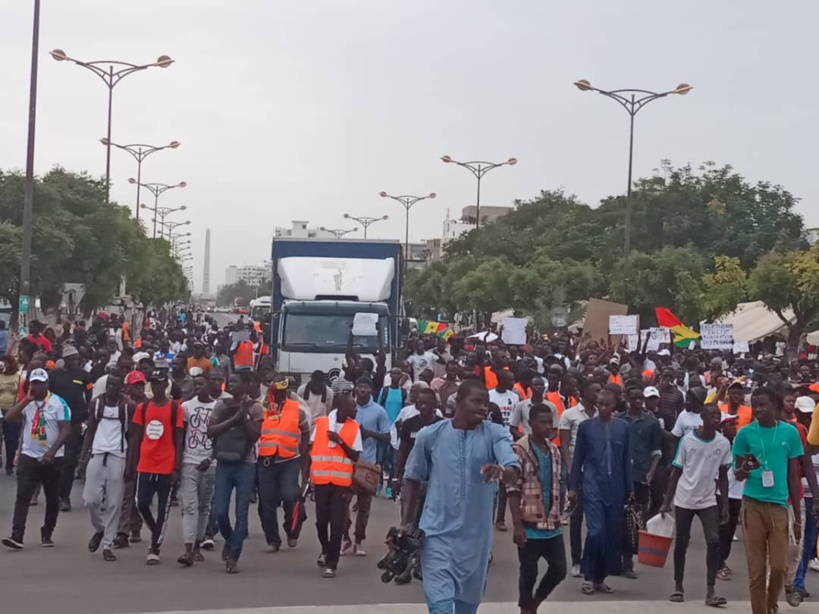 Dakar: des centaines de personnes ont manifesté pour la libération de Guy Marius Sagna et Adama Gaye Dakar: des centaines de personnes ont manifesté pour la libération de Guy Marius Sagna et Adama Gaye