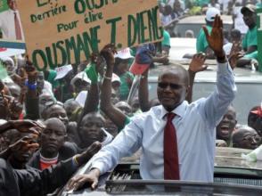 Ousmane Tanor Dieng arrive au QG de son parti, le PS, où il va annoncer sa candidature à la présidentielle, le 4 janvier 2012. AFP/Seyllou