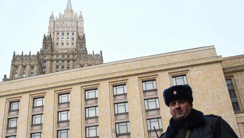 Un officier de police devant le ministère des Affaires étrangères russe, à Moscou, avant une réunion au sujet de l'affaire Skripal, le 21 mars 2018 (photo d'illustration). Yuri KADOBNOV / AFP