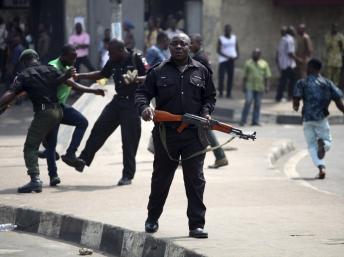 La police nigériane disperse une manifestation contre l'augmentation du prix de l'essence à Lagos, le 3 janvier 2012. REUTERS/Akintunde Akinleye