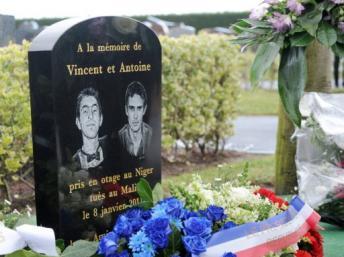 Une stèle a été érigée en hommage aux deux jeunes garçons, Antoine de Léocour et Vincent Delory, tués au Mali le 8 janvier 2011, Linselles le 8 janvier 2011. AFP/Denis Charlet