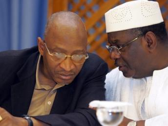 Ibrahim Boubacar Keïta (d), avec Soumeylou Boubeye Maiga, lors d’une conférence de presse, à Bamako, le 1er mai 2007. AFP/Georges Gobet