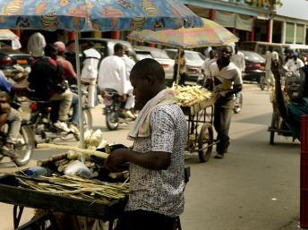 Scène de rue au Cameroun. US Air Force photo / Staff Sgt. Jason T. Bailey