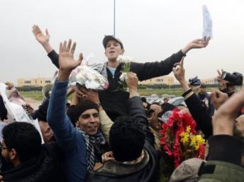 Mouad Belghouat, le jeune rappeur marocain de 24 ans, célèbre sa libération le 12 janvier 2012.