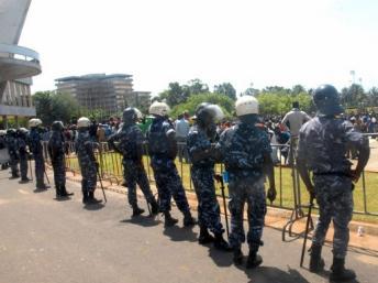 Des policiers togolais, face à une manifestation en novembre 2011. AFP PHOTO/EMILE KOUTON