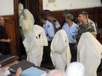 Dissimulées sous le voile traditionnel tunisien, les femmes de la famille Trabelsi à leur procès, à Tunis, le 10 août 2011. AFP PHOTO / FETHI BELAID