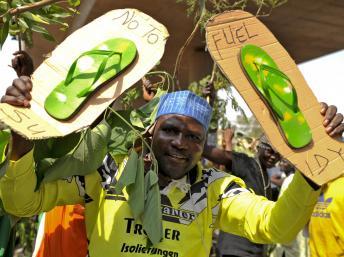 Les marcheurs contre la hausse du prix des carburants font preuve de créativité dans l'illustration de leurs revendications, Abuja, le 12 janvier 2012. REUTERS/Afolabi Sotunde