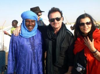 Bono, (C) le chanteur et leader du groupe U2 entouré de ses fans à Tombouctou, le 13 janvier 2012. AFP / SERGE DANIEL