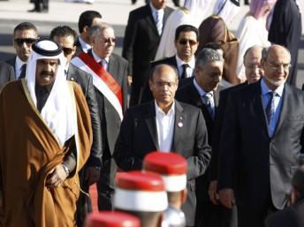Le président tunisien Moncef Marzouki (c), l'émir du Qatar Hamad ben Khalifa al-Thani (g) et le Premier ministre tunisien Hamadi Jebali, à l'occasion des cérémonies du premier anniversaire de la chute du régime Ben Ali, le 14 janvier 2012 à Tunis. Reuters / Zoubeir Souissi