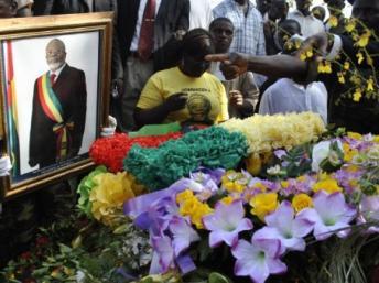 Des milliers de Bissau-Guinéens étaient présents aux funérailles du président Malam Bacaï Sanha, ce dimanche 15 janvier 2012 à Bissau. AFP / Mamadou Alfa Balde