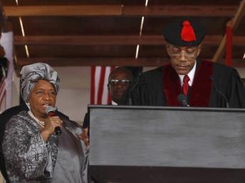 La présidente libérienne Ellen Johnson Sirleaf prête serment pour un second mandat, lundi 16 janvier 2012 à Monrovia. Reuters / Larry Downing