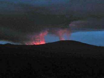 Le volcan Nyamulagira, situé à 22 km de la ville de Goma dans l'est de la République démocratique du Congo entré en éruption le 2 janvier 2012. gorillacd.org