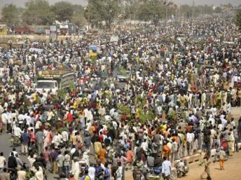 Dernier jour d'une semaine de grève générale au Nigeria ce lundi 16 janvier 2012 (ici à Kano) contre la suppression d'une subvention sur les carburants. Reuters