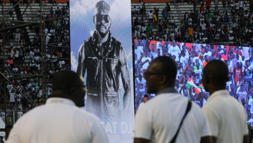 Après une nuit de célébrations, l'heure du recueillement autour de DJ Arafat Après une nuit de célébrations, l'heure du recueillement autour de DJ Arafat