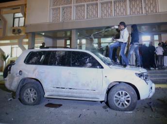 Des manifestants ont mis le feu ce samedi 21 janvier 2012 à la façade du CNT et cassé l'une des voitures qui se trouvait devant le siège pour montrer leur mécontentement à l'encontre de la politique du CNT. REUTERS/Esam Al-Fetori