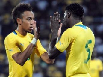 Pierre-Emerick Aubameyang et Bruno Ecuele Manga lors de Gabon-Soudan à Franceville. FP PHOTO / WILS YANICK MANIENGUI