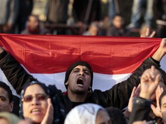 A l'approche de l'anniversaire du début de la contestation, les manifestations s'intensifient contre les militaires qui occupent le pouvoir. Ici le 20 janvier 2012, place Tahrir au Caire. REUTERS/Mohamed Abd El-Ghany