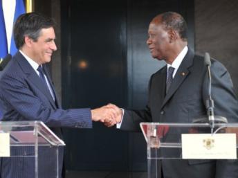 Depuis l'investiture d'Alassane Ouattara, plusieurs rencontres entre les deux exécutifs ont eu lieu. Ici lors de la visite du Premier ministre français François Fillon à Abidjan, le 15 juillet 2011. AFP/Issouf Sanogo