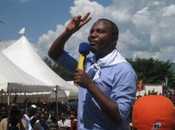 Alexis Sinduhije à Bujumbura le 11 avril 2011. L'opposant burundais a été libéré par la Tanzanie, mardi 21 janvier 2012, en dépit d'un mandat d'arrêt international émis par le Burundi. AFP PHOTO/ESDRAS NDIKUMANA