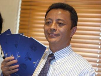 Le 20 janvier, l'ex-président malgache Marc Ravalomanana exhibe les billets d'avion lui permettant de revenir à Antananarivo. AFP / STRINGER