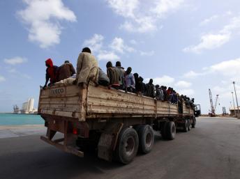 Durant le conflit, de nombreux travailleurs étrangers ont fui les combats. Ici un groupe de Nigériens partant de Misrata, le 23 avril 2011. REUTERS/Yannis Behrakis