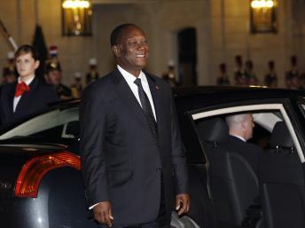 Alassane Ouattara (ici lors de son départ de l'Elysée, le 26 janvier 2012) veut attirer plus d'entrepreneurs français en Côte d'Ivoire. REUTERS/Gonzalo Fuentes