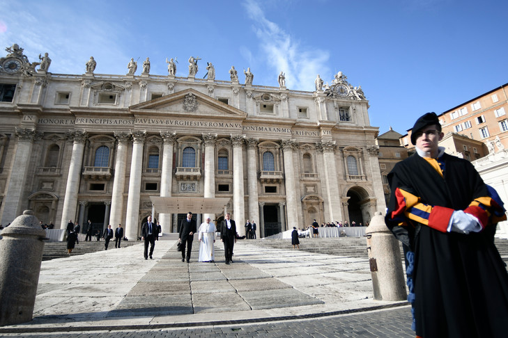 Vatican: deux prêtres renvoyés en justice pour abus sexuels