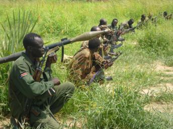 Des rebelles du Sud-Kordofan en position lors d'une démonstration. © RFI/Stéphanie Braquehais