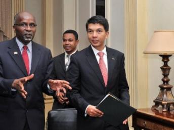 Andry Rajoelina, (D) le président de la transition malgache, s’entretient avec Tomaz Salomao, le secrétaire exécutif de la SADC à Gaborone, au Botswana, le 7 juin 2011. AFP / ALEXANDER JOE