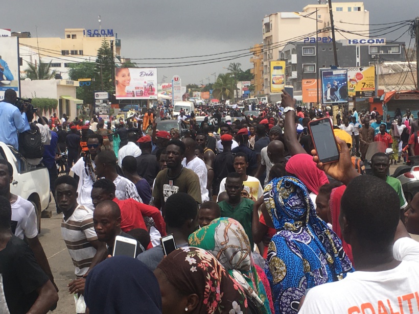 Vidéos et images de l’arrivée du Khalife des Mouride... Ce n'est pas un citoyen ordinaire qui est entré à Dakar Vidéos et images de l’arrivée du Khalife des Mouride... Ce n'est pas un citoyen ordinaire qui est entré à Dakar