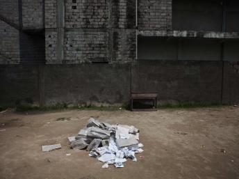 Des sacs contenant des bulletins de vote, laissés sans surveillance, à Kinshasa, le 29 novembre 2011. REUTERS/Finbarr O'Reilly