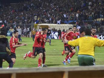 Les joueurs d’Al-Ahly tentent de s'enfuir alors que le chaos éclate dans le stade de football à Port-Saïd, en Egypte, le 1er février 2012. REUTERS/Stringer