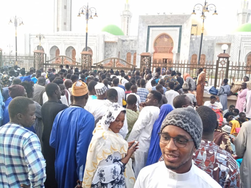 Les "Chemins du Paradis" s'ouvrent à Dakar ce vendredi... les lieux bondés de monde avant l'ouverture du la mosquée Les "Chemins du Paradis" s'ouvrent à Dakar ce vendredi... les lieux bondés de monde avant l'ouverture du la mosquée