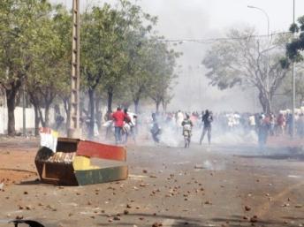 Echauffourées entre des manifestants et l’armée à Bamako, le 2 février 2012. Ces manifestants dénoncent la « faible » réponse des autorités face aux attaques des rebelles touaregs. AFP/ STRINGER