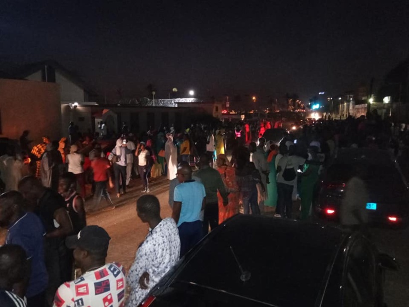 Les Khalifistes sont présentement devant la Prison de Rebeuss pour attendre la sortie de leur leader Les Khalifistes sont présentement devant la Prison de Rebeuss pour attendre la sortie de leur leader