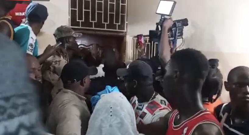 Khalifa Sall bloqué devant la chambre de sa maman par une énorme bousculade Khalifa Sall bloqué devant la chambre de sa maman par une énorme bousculade