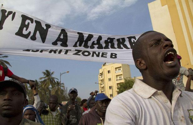 Des opposants à Abdoulaye Wade manifestent dans les rues de Dakar, au Sénégal, le 31 janvier 2012. Tanya Bindra/AP/SIPA