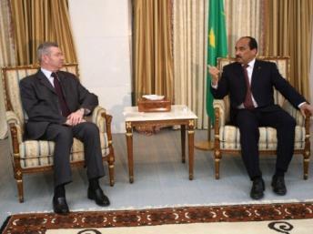 Le président mauritanien Mohamed Ould Abdel Aziz (D) en entretien avec le ministre français de la Coopération Henri de Raincourt, au palais présidentiel, à Nouakchott, le 10 février 2012. AFP/Watt Abdel Jelil