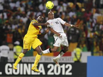 Duel entre le Ghanéen Andre Ayew et le Malien Drissa Diakité, le 28 janvier 2012 lors du 1er tour de la CAN. REUTERS/Louafi Larbi